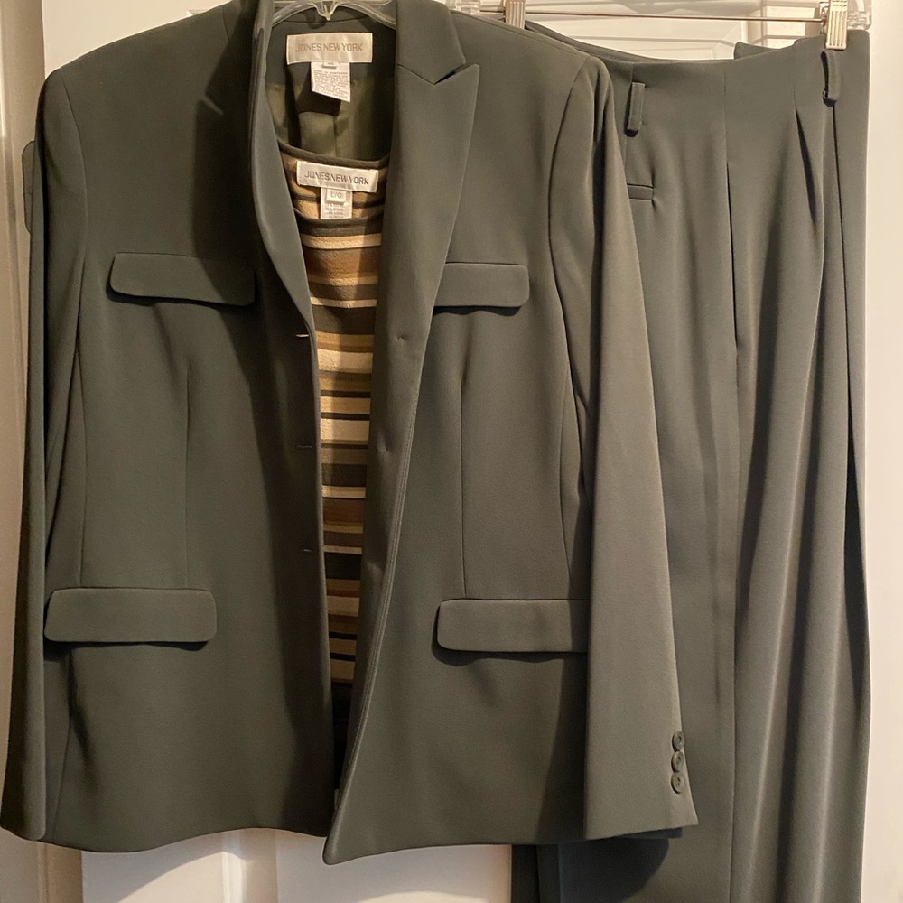 JONES NEW YORK Olive green pantsuit